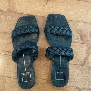 Dolce Vita flat black sandals in women’s size 10 with braided foot straps